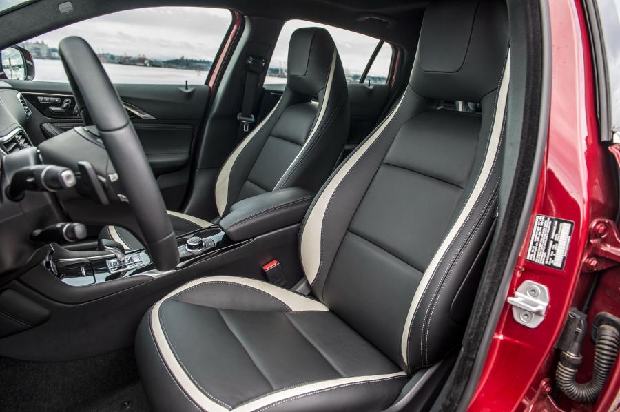 Интерьер Infiniti QX30S 2.0t 2016 года  (US) (фото 3 из 20)